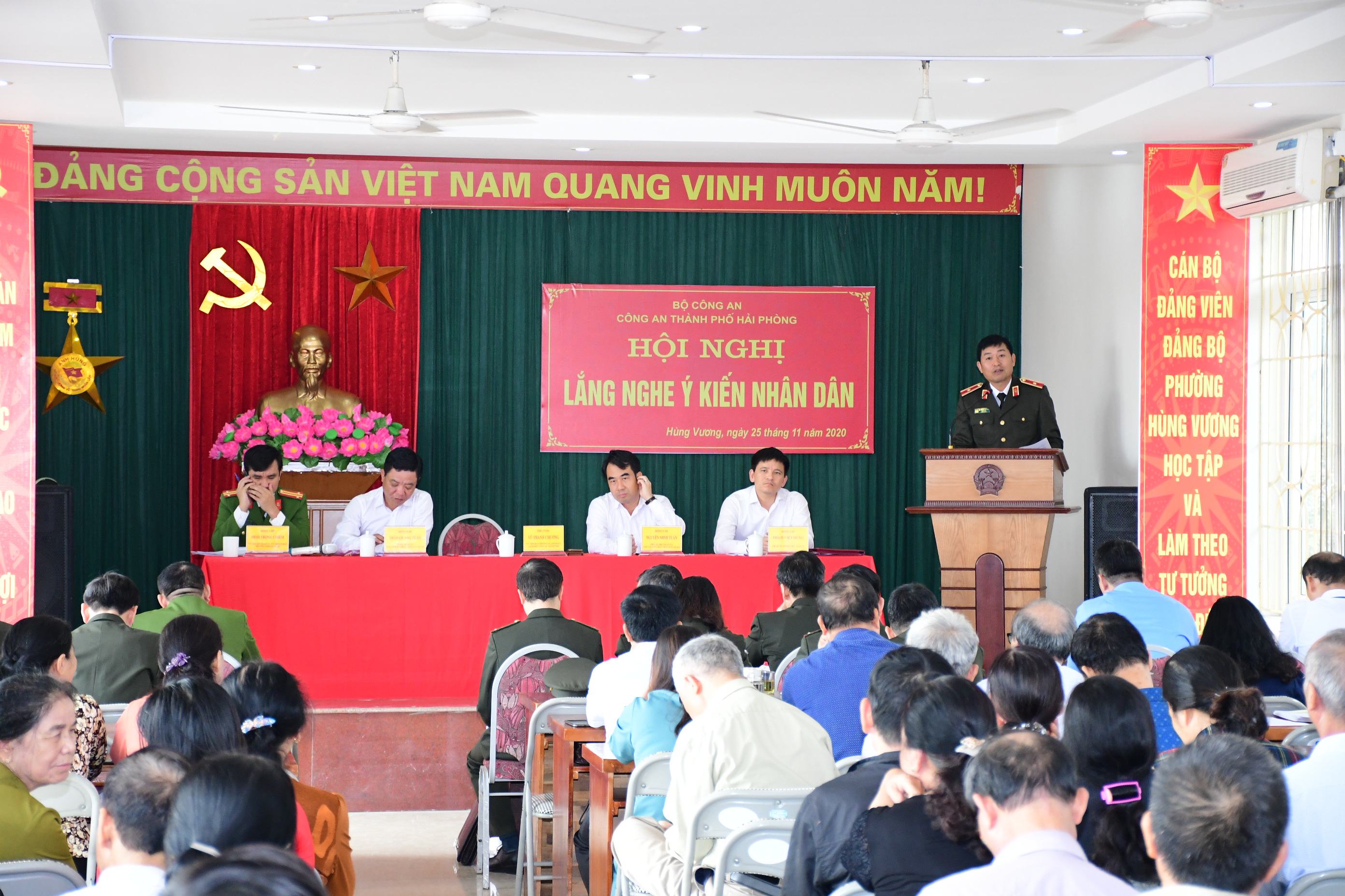 Giám đốc Công an thành phố lắng nghe ý kiến của nhân dân về lực lượng Công an cơ sở tại phường Hùng Vương (quận Hồng Bàng)